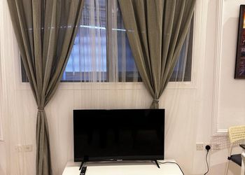 استديو بأثاث مريح وبسيط 