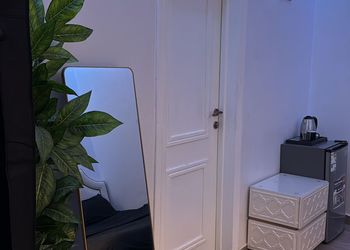 استديو بأثاث مريح وبسيط 