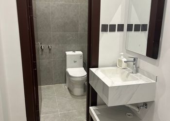 شاليه بمسطح اخضر وجلسة خارجية