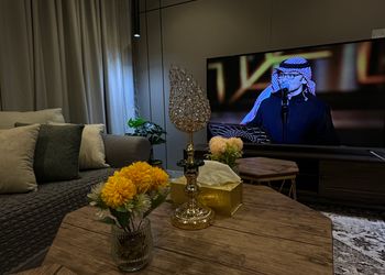 شقة بصالة أنيقة ودخول ذاتي