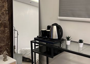 استديو بأثاث مريح وبسيط 