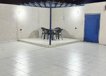 شاليه بصالة جلوس وجلسة خارجية