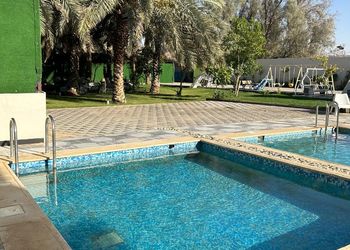 شاليه بمسطح اخضر وجلسة خارجية
