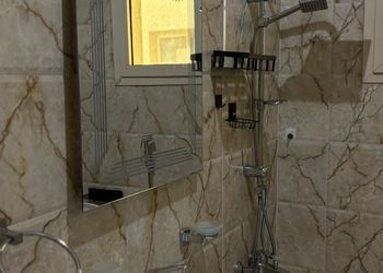 شقة بغرفة معيشة وغرفة نوم