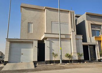 شقة بغرفتين نوم وصالة ومجلس