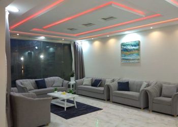 شاليه بجلسه خارجيه على مسطح اخضر 