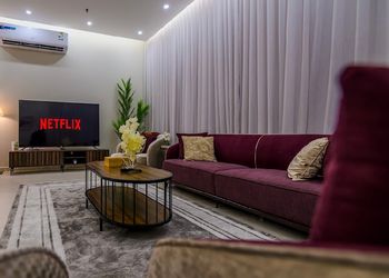 شقة بغرفتين نوم وصالة و سينما