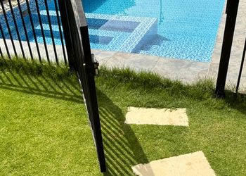شاليه بجلسة خارجية ومسطح اخضر