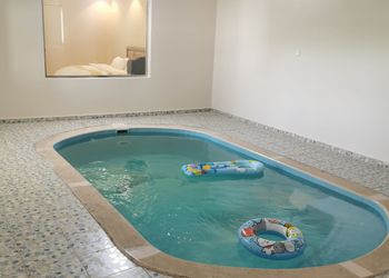 شاليه بجلسة خارجية وألعاب اطفال