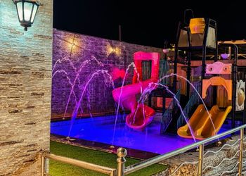 شاليه بألعاب أطفال ومسبح