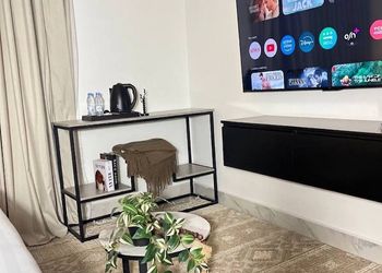 استديو بأثاث مريح وبسيط 