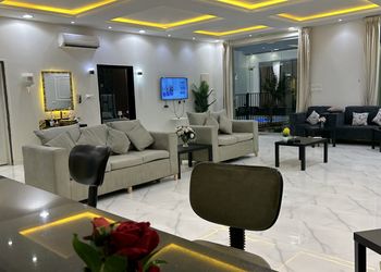 شاليه بجلسة خارجية على مسطح اخضر