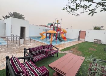 شالية بجلسة خارجية والعاب رملية 