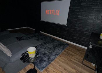 شقة بغرفة سينما ودخول ذاتي 