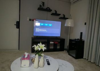 شقة بدخول ذاتي وصالة هادئة 