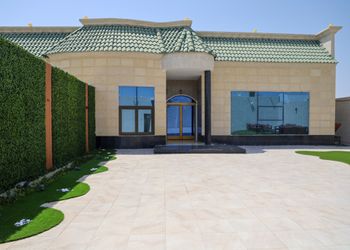 استراحة بألعاب أطفال ومسطح اخضر 