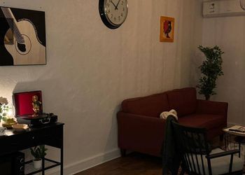شقة بصالة أنيقة ودخول ذاتي