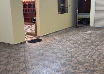 شقة بصالة ومجلس وغرفتين نوم 