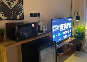 استديو بأثاث مريح وبسيط