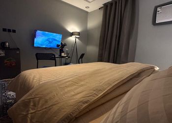 غرفة بسرير ماستر