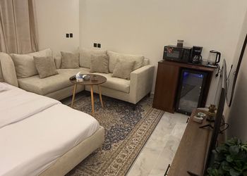 استديو بأثاث مريح وبسيط 