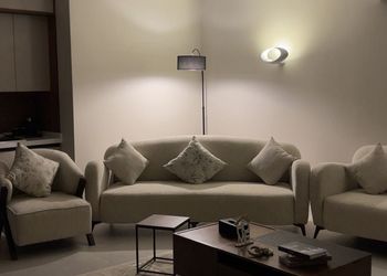 شاليه بمسطح اخضر ومسبح 