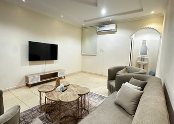 شقة بغرفة معيشة وغرفتين نوم 