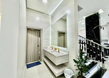 شاليه بمسطح اخضر ومسبح 