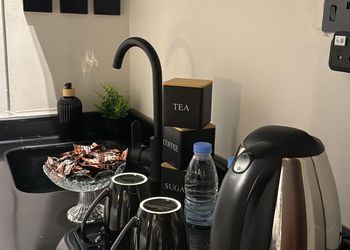 استديو بأثاث مريح وبسيط 