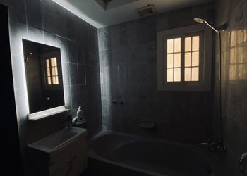 استديو بجلسة سينما وسرير ماستر