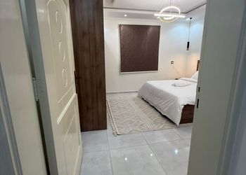 استديو بأثاث مريح وبسيط 
