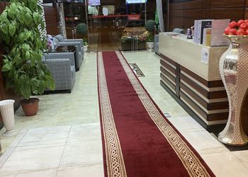 غرفة نوم بسريرن منفردين وانترنت 