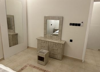 شقة بغرفة نوم وصالة دخول ذاتي 