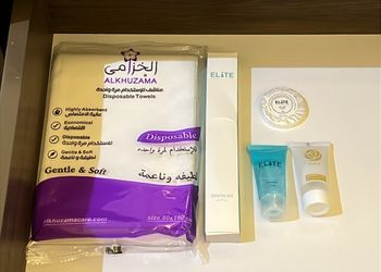 غرفة بسرير ماستر