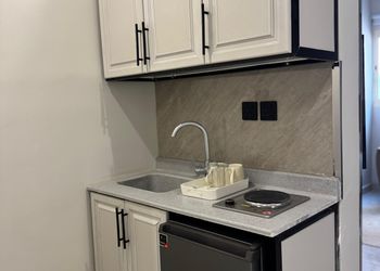 استديو بأثاث مريح وبسيط 