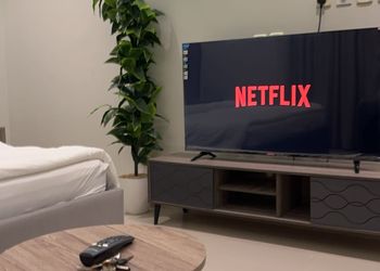 استديو بأثاث مريح وبسيط 