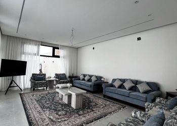 شاليه بمجلس وفناء خارجي 