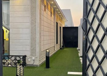 شاليه بمسطح اخضر وجلسة خارجية