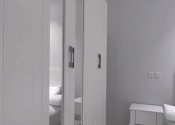شاليه بجلسة خارجية وألعاب أطفال
