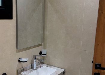 شقة بغرفة معيشة وغرفة نوم 
