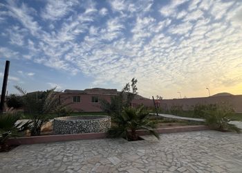 استراحة بجلسة خارجية ومسطح اخضر