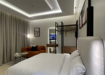 استوديو حديث بأريكة ودخول ذاتي
