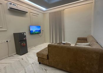 شقة بغرفة معيشة وغرفتين نوم 