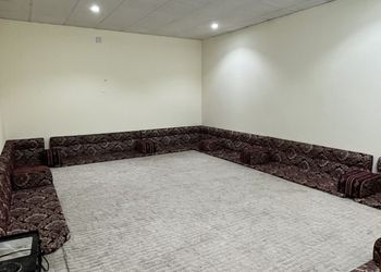 مزرعة بمسطحات خضراء وأجواء ممتعة
