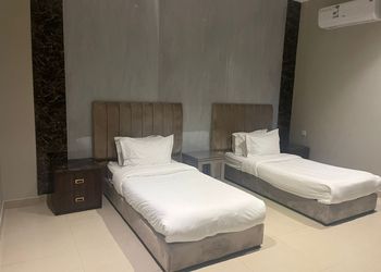 غرفة بسريرين مفردة وأثاث مريح