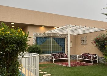 شاليه بجلسة خارجية ومسبح خارجي