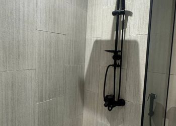 استديو بأثاث مريح وبسيط 