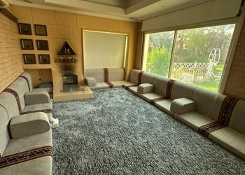 منتجع بمسبح ومسطح اخضر