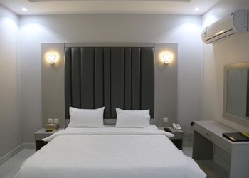 شقة بغرفه نوم سرير ماستر وصاله مريحه