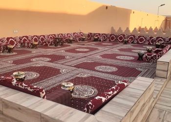 استراحة بجلسة خارجية ومسطح اخضر